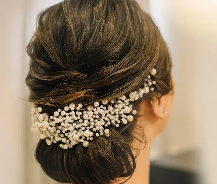 Detalhe da grinalda de pérolas no coque da noiva